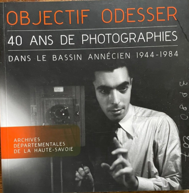 Homme en noir et blanc présentant un projet photographique sur 40 ans dans le bassin annécien.